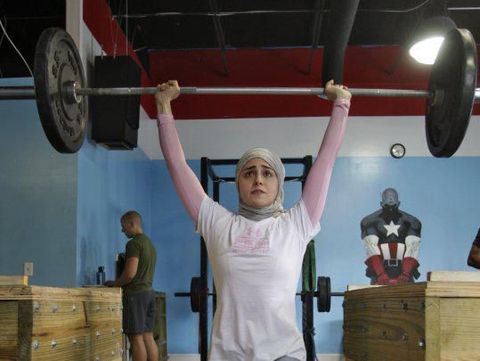 Inspiratif, Kisah Atlet Angkat Besi Berhijab Pertama yang Bergelar Doktor