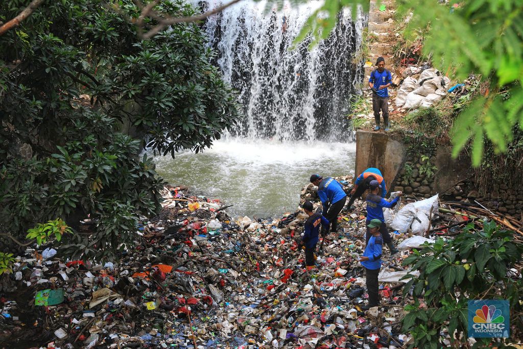 Petugas kebersihan membersihkan tumpukam sampah plastik yang menggenangi kali Utan Kayu, Citayem, Depok, Jawa Barat, Rabu (14/8/2019). (CNBC Indonesia/Andrean Kristianto) Petugas kebersihan membersihkan tumpukam sampah plastik yang menggenangi kali Utan Kayu, Citayem, Depok, Jawa Barat, Rabu (14/8/2019). (CNBC Indonesia/Andrean Kristianto)