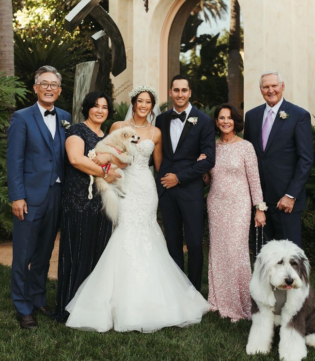 Di hari bahagianya, Michelle yang memiliki lima gelar juara LPGA Tour itu tampil beda. Biasa bergaya sporty ketika beraksi di lapangan golf, ia kali ini berbalut gaun putih yang elegan. (Foto: Instagram/@themichellewie)