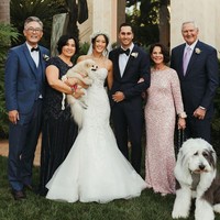 Di hari bahagianya, Michelle yang memiliki lima gelar juara LPGA Tour itu tampil beda. Biasa bergaya sporty ketika beraksi di lapangan golf, ia kali ini berbalut gaun putih yang elegan. (Foto: Instagram/@themichellewie)