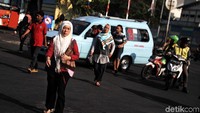 Peraturan tersebut bertujuan untuk mengontrol emisi kendaraan dalam mengurangi polisi udara di Jakarta.