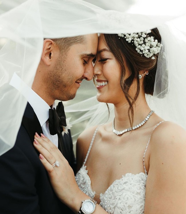 Di jajaran aksesori, perempuan 29 tahun itu tak cuma mengandalkan perhiasan berlian. Jam tangan Rolex juga ikut menyempurnakan penampilannya. (Foto: Instagram/@themichellewie)