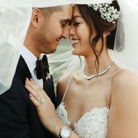 Di jajaran aksesori, perempuan 29 tahun itu tak cuma mengandalkan perhiasan berlian. Jam tangan Rolex juga ikut menyempurnakan penampilannya. (Foto: Instagram/@themichellewie)