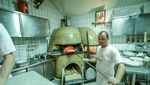 Mencicipi Pizza Klasik di Gerai Pizza Pertama Dunia yang Ada Sejak 1738