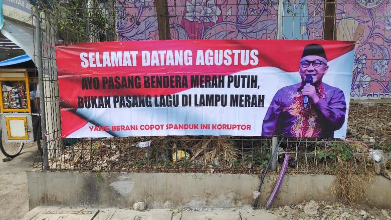 Ada Spanduk Tolak Lagu Lampu Merah di Depok, Nantang yang Berani Copot Ada Spanduk Tolak Lagu Lampu Merah di Depok, Nantang yang Berani Copot