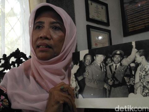 Olly Pengibar Bendera Pertama di Cirebon Berjuang Berantas Buta Huruf