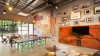 Saat memasuki hotel, suasana segar pun terasa tatkala melihat dekorasi ruangan yang begitu bernuansa anak muda. (Nomad Hostel)
