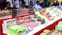 Ada berbagai jenis kosmetik dan obat-obatan yang berhasil diamankan Polda Metro Jaya.