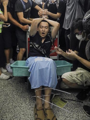 Demonstran Hong Kong mengikat seorang pria yang dicurigai sebagai agen China yang menyamar