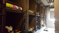 Traveler akan melihat pod-pod yang disusun bertingkat. Terdapat 4 tipe kamar yang dimiliki Nomad Hostel yaitu 10 pod, 14 pod, 16 pod dan 20 pod dalam satu kamar. (Syanti/detikcom)