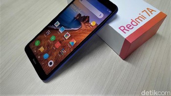 Di dalamnya terbenam baterai berkapasitas 4.000 mAh dengan pengisian 10W. Ponsel ini turut didukung 4G, dual VoLTE dan Bluetooth 5. Foto: Adi Fida Rahman