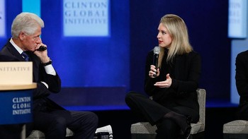 Holmes juga menggandeng beberapa politisi ternama untuk bergabung dalam direksi Theranos. Ia juga pernah sepanggung dengan mantan Presiden AS Bill Clinton dan Jack Ma. Foto: Getty Images