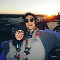 Inilah gaya Viola Maria Mananta saat pertamakalinya setelah delapan tahun menikah mengunggah foto Daniel Mananta ke akun Instagramnya @lolagin. Viola dan Daniel terlihat kompak memakai jaket dan tali pelindung setelah menyusuri salah satu ikon kota Sydney yaitu Jembatan Sydney Harbour. Foto ini diunggahnya dalam rangka ulang tahun Daniel yang jatuh pada 14 Agustus 2019. Foto: (Instagram Viola Maria)