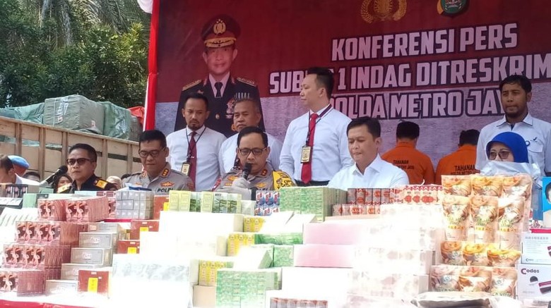 Polisi Sita 8 Truk Produk Ilegal Asal Cina, Kerugian Negara Rp 6,4 T Polisi Sita 8 Truk Produk Ilegal Asal Cina, Kerugian Negara Rp 6,4 T