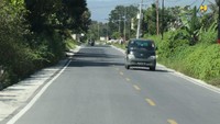 Menteri PUPR Basuki Hadimuljono mengatakan, pekerjaan preservasi dan pelebaran Jalan Lingkar Samosir dilakukan dengan meningkatkan kualitas jalan beraspal dan melebarkannya sesuai standar jalan nasional yaitu 7 meter ditambah 2 meter untuk masing-masing bahu jalan di sisi kanan dan kiri. Istimewa/Dok. Kementerian PUPR.