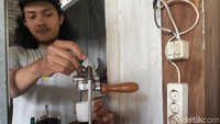 Pemilik Coffee Wae sekaligus inisiator pembuatan alat pembuat espresso manual, Noor Asif mengatakan, black answer memang tidak menggunakan tenaga listrik untuk memproduksi espresso. Karena itu, pangsa pasar black answer adalah ke daerah-daerah yang belum terjangkau aliran listrik.