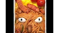 Kali ini bukan nasi, makan siangnya pakai pasta. Ini sih lebih mirip makanan bertema halloween ya.  Foto: twitter