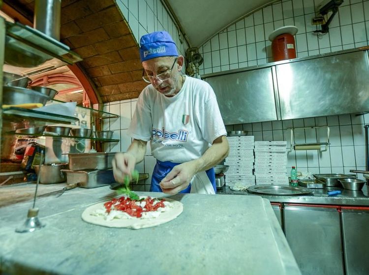 Mencicipi Pizza Klasik di Gerai Pizza Pertama Dunia yang Ada Sejak 1738