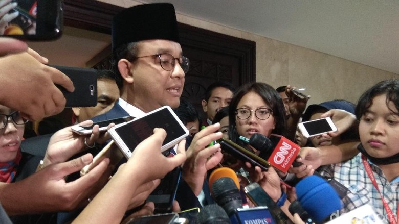 Canda Anies Saat Diatur Posisi Wawancara: Kayak Pansus, Maju Mundur Canda Anies Saat Diatur Posisi Wawancara: Kayak Pansus, Maju Mundur