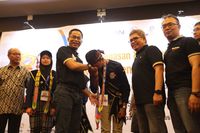   SEVP Jaringan BNI Ronny Venir (ketiga kiri), Pemimpin BNI Wilayah Kalimantan Muhammad Arafat (kedua kanan) mengalungkan syal manik kepada salah satu peserta Siswa Mengenal Nusantara di Balikpapan, Rabu (14 Agustus 2019). Prosesi tersebut disaksikan oleh Asisten Perekonomian Pembangunan, dan Kesejahteraan Rakyat Sekretariat Daerah Kota Balikpapan Muhammad Noor (kiri).