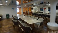 Di dalam kapal, ada sejumlah fasilitas seperti tempat pertunjukan, tempat makan dan kafe (Shinta/detikcom)