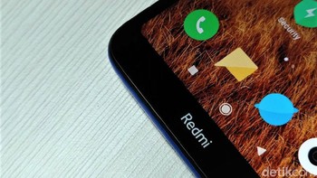 Bagian layar terdapat bezel yang bertuliskan Redmi. Foto: Adi Fida Rahman/detikINET