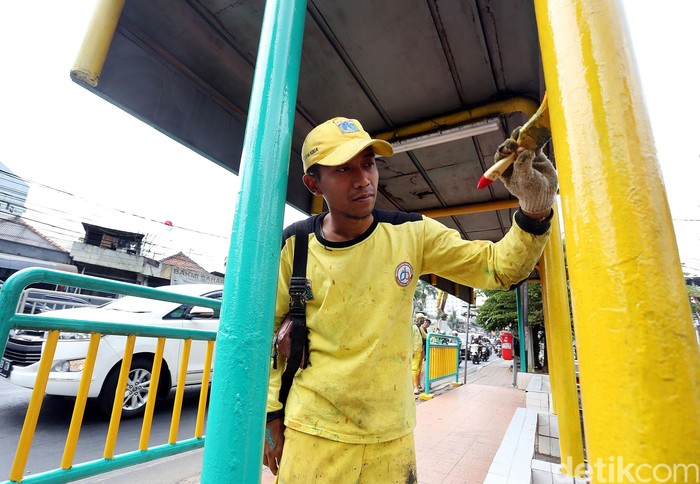 Halte Jembatan Merah di Tebet Dipercantik