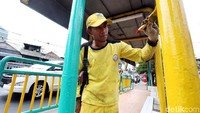 Seorang petugas Bina Marga nampak mewarnai sisi-sisi di Halte Jembatan Merah yang berada di Jalan Dr Saharjo, Tebet, Jakarta Selatan, Rabu (14/8/2019).