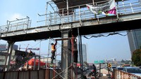 Jembatan tersebut dipanjangkan karena jalan yang berada di bawahnya telah dilebarkan.