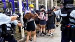 Polisi Bubarkan Para Pedemo Bandara Hong Kong