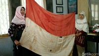 Ini penampakan bendera Merah Putih yang pertama kali berkibar di Cirebon, saat dipamerkan oleh Indra Ratna Esti Handayani yang merupakan anak bungsu dari Olly Sastra, wanita pertama yang mengibarkan bendera tersebut di Cirebon.