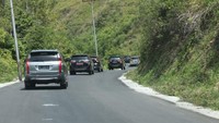Menteri Basuki bersama rombongan menyusuri Jalan Lingkar Samosir dari daerah Tomok hingga sekitar Jembatan Tano Ponggol lalu melanjutkan hingga ke Kawasan Wisata Tele, Geopark Kaldera Toba di Kecamatan Harian. Menurutnya pekerjaan  preservasi dan pelebaran jalan tersebut sudah berjalan dengan baik dengan hasil kondisi jalan yang mulus. Istimewa/Dok. Kementerian PUPR.