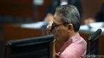 Ekspresi Eks Direktur Krakatau Steel saat Jalani Sidang Perdana
