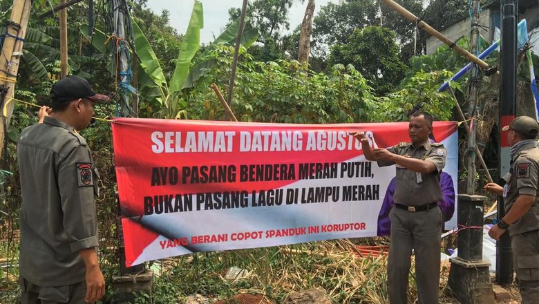 Satpol PP Depok Copot Spanduk Penolakan Lagu Lampu Merah Satpol PP Depok Copot Spanduk Penolakan Lagu Lampu Merah
