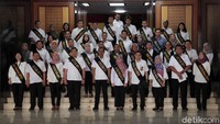 Sejumlah staf kesekjenan MPR menggelar gladi kotor jelang penyelenggaraan Sidang Tahunan MPR 2019 pada Jumat (16/8/2019) mendatang.