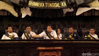 Sejumlah staf melaksanakan gladi kotor Sidang Tahunan MPR 2019.