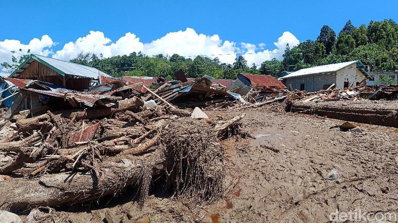 Batu Besar dan Kayu Terjang Belasan Rumah Saat Banjir di Kulawi Sigi Batu Besar dan Kayu Terjang Belasan Rumah Saat Banjir di Kulawi Sigi