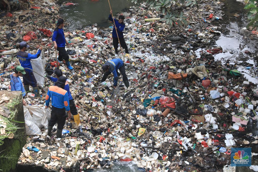Petugas kebersihan membersihkan tumpukam sampah plastik yang menggenangi kali Utan Kayu, Citayem, Depok, Jawa Barat, Rabu (14/8/2019). (CNBC Indonesia/Andrean Kristianto) Petugas kebersihan membersihkan tumpukam sampah plastik yang menggenangi kali Utan Kayu, Citayem, Depok, Jawa Barat, Rabu (14/8/2019). (CNBC Indonesia/Andrean Kristianto)