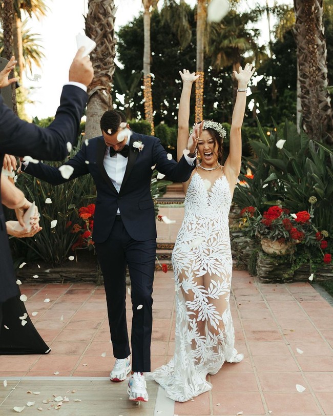 Masuk ke acara resepsi, penampilan Michelle berubah. Tubuhnya kini dibalut gaun putih menerawang dengan belahan dada rendah. Gaun tersebut dirancang oleh desainer Nadine Merabi. (Foto: Instagram/@themichellewie)