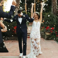 Masuk ke acara resepsi, penampilan Michelle berubah. Tubuhnya kini dibalut gaun putih menerawang dengan belahan dada rendah. Gaun tersebut dirancang oleh desainer Nadine Merabi. (Foto: Instagram/@themichellewie)