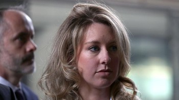 Pada tahun 2015, Holmes menjadi sorotan setelah FDA menyelidiki Theranos. Regulator obat dan makanan di AS itu menemukan tes darah yang dilakukan Theranos pada pasien ternyata tidak akurat. Foto: Getty Images