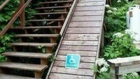 Lagi-lagi tangga yang dibuat khusus untuk pengguna kursi roda ini malah berbahaya saat digunakan. Istimewa/Dok. Boredpanda.