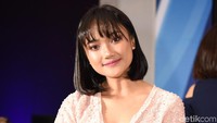 Senyum manisnya yang membuat gemas. Pool/Noel/detikFoto.