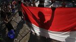 Cerianya Anak-anak SD di Solo Saat mencuci Bendera Jelang HUT RI