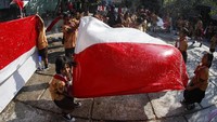 Sejumlah siswa di SD Negeri Nayu Barat 2 Solo mengikuti kegiatan Mencuci Bendera Merah Putih di halaman setempat, Solo, Jawa Tengah, Rabu (14/8/2019).