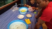 Berdasarkan Peraturan Menteri Kelautan dan Perikanan (Permen KP) Nomor 56 Tahun 2016 tentang Larangan Penangkapan dan/atau Pengeluaran Lobster (Panulirus Spp.), Kepiting (Scylla Spp.), dan Rajungan (Portunus Spp.) dari Wilayah Negara Republik Indonesia, lobster yang boleh ditangkap adalah lobster dengan panjang karapas minimal 8 cm dan berat minimal 200 gram. Pool/KKP.
