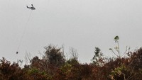 Helikopter Badan Nasional Penanggulangan Bencana (BNPB) terus mengudara demi untuk menyelamatkan lahan dan hutan di Kabupaten Pelalawan, Riau. Antara FotoRony Muharrman.