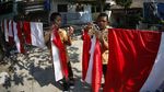 Cerianya Anak-anak SD di Solo Saat mencuci Bendera Jelang HUT RI