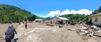 Rumah-rumah rusak berat diterjang banjir.