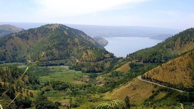Indah! Jalan Lingkar Samosir 145 Km Meliuk di Antara Bukit